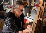 Anita Gaasbeek schildert met tempera Zotte Zaterdag