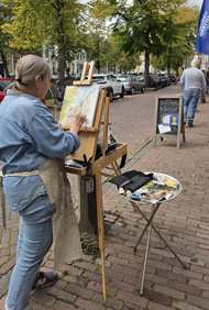 Anita schilderend op de Oosthaven, Gouda